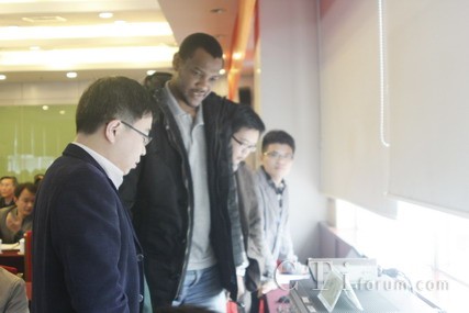 ���g�ˆT�F����ʾNC5200Dһ�w���ں�ͨ��ϵ�y